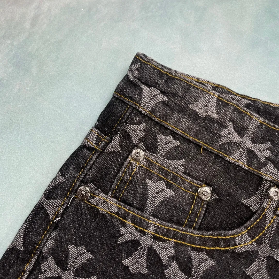 🅿️250 🔘Style No.-KL315 🔘Cro Heart𝐂𝐡𝐫𝐨𝐦𝐞 𝐇𝐞𝐚𝐫𝐭 CH All-over Printed Jacquard Bootcut Jeans* This new 2024 autumn cross-printed jeans continues the unique style of Croix Heart. The iconic cross is printed all over the design, which is eye-catching and unique, highlighting the brand's genes. Made of 100% denim cotton fabric with heavy thread count, it is stiff and stylish, maintaining a tough appearance while being soft and skin-friendly, breathable and comfortable, suitable for daily wear. The silver buckle design on the lapel adds a refined texture, and the custom hardware details are exquisite to enhance the overall style. The dark yellow cross logo is all over the body of the pants, which is generous and individual without being too exaggerated. Designed in the same style for couples, both men and women can easily wear it. Complete with three standards, it is different from the ordinary version, and the quality is guaranteed. Whether it is paired with a simple T-shirt to create a casual style, or combined with a personalized top to show a trendy feel, it can be perfectly adapted.  Size: S M L XL XXL (28.30.32.34.36) Color: Black